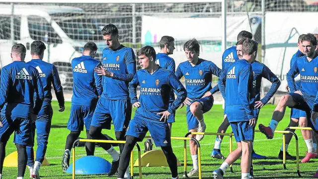 Los jugadores del Real Zaragoza, ejercitándose en la Ciudad Deportiva.