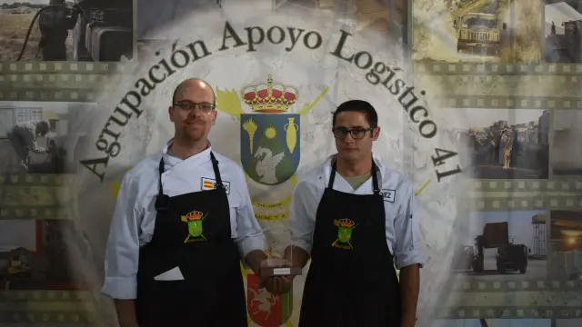 Los cabos Carlos Berrio y Alberto Díez (AALOG 41) con su trofeo de ganadores del II concurso gastronómico.