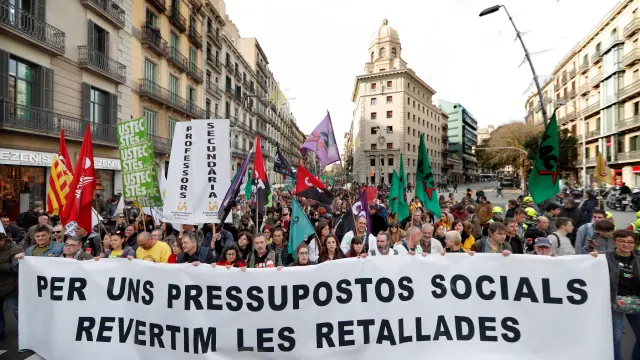 Miles de trabajadores públicos de la Generalitat se manifiestan en Barcelona contra los recortes.