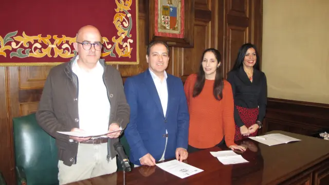 Representantes de las asociaciones de comercio con el concejal José Manuel Valmaña.