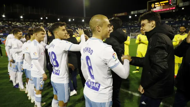 Los jugadores del Real Zaragoza, en los prolegómenos del partido contra el Cádiz.