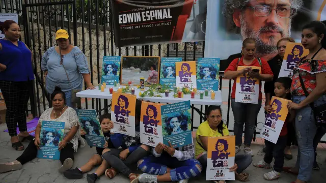 Un grupo en apoyo a Berta Cáceres se ha concentrado a las puertas del juzgado.