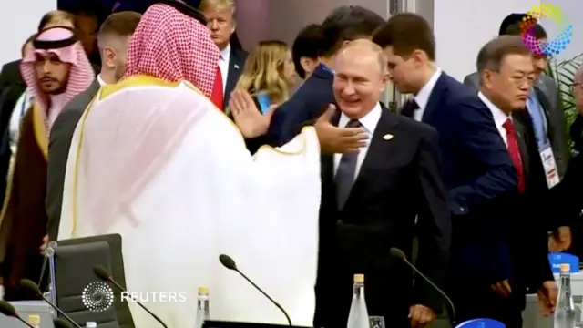 Putin y el príncipe heredero saudí chocan palmas en la cumbre del G20.