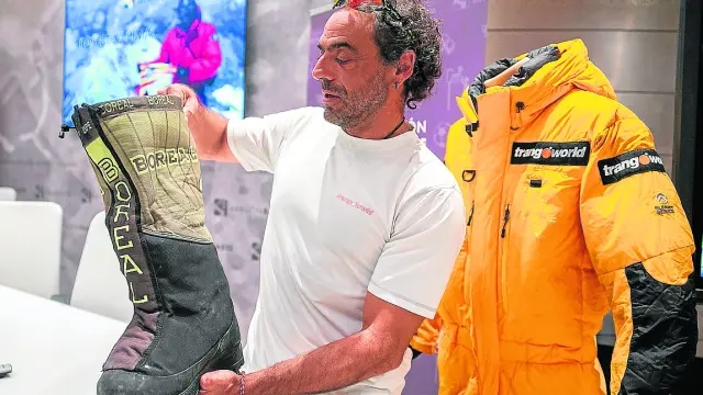 Pauner muestra las botas que utilizará en su próximo viaje a la Antártida.