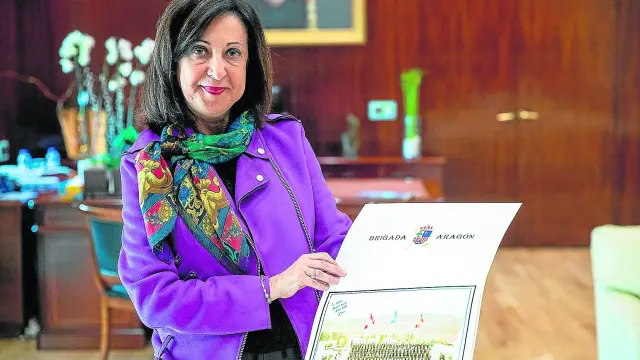 La ministra de Defensa, Margarita Robles, muestra un calendario de la Brigada Aragón I con una foto en su misión del Líbano.