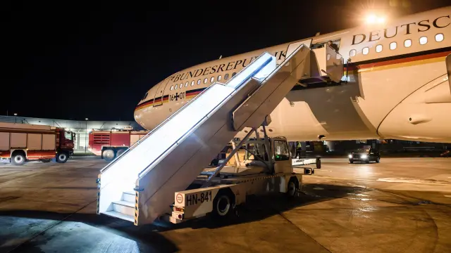 El avión de Merkel, en la pista del aeropuerto de Colonia donde se vio obligado a aterrizar por una avería.