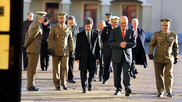 El secretario de Estado ha estado acompañado por el alcalde y varios mandos militares