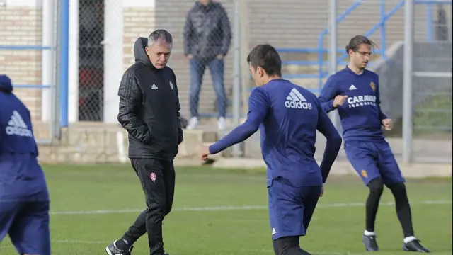 Lucas Alcaraz, serio, al inicio del entrenamiento de este sabado tras caer 0-1 contra el Cádiz en La Romareda. Detrás, en segundo plano, le observa Lalo Arantegui, el director deportivo.