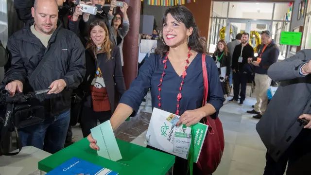 Teresa Rodríguez acude a votar.