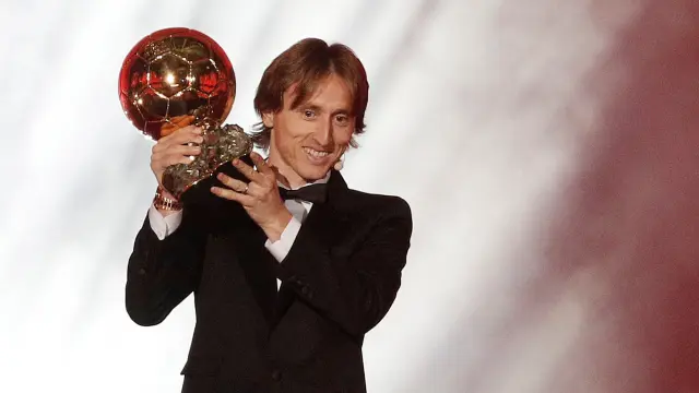 El centrocampista del Real Madrid, Luka Modric, sostiene su Balón de Oro.