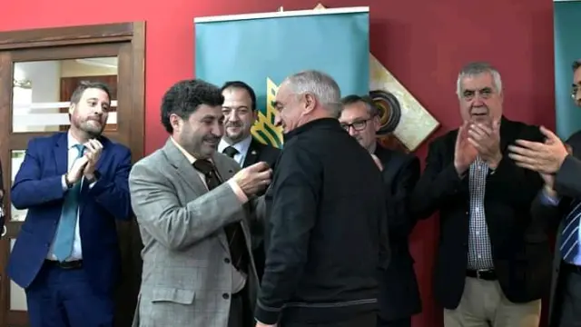 Miguel Tomás recibe la medalla de Juan Carlos Escuder, presidente de los empresarios de Gúdar-Javalambre, en Mora de Rubielos.