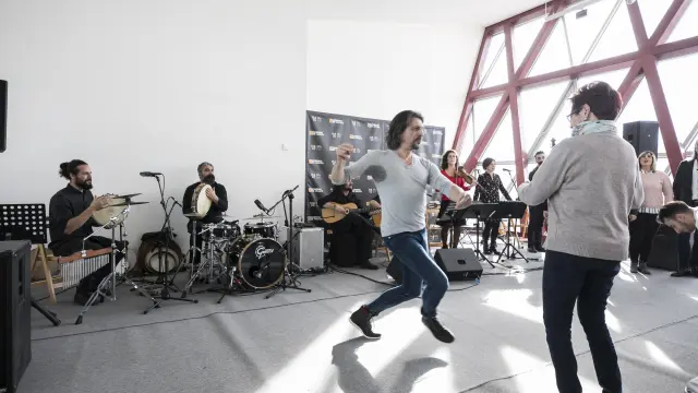 Miguel Ángel Berna, bailando con su antigua profesora de canto de jota, Natividad Vela