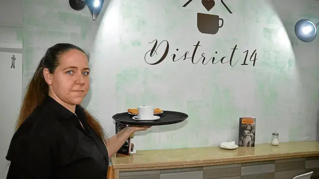 Vanesa Périz, en la chocolatería District 14, sirviendo una de sus raciones de churros.