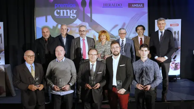 Foto de grupo de los premiados, con los patrocinadores, autoridades y responsables de HENNEO y de HERALDO DE ARAGÓN.