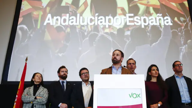 Abascal, en el centro, compareciendo ante los medios tras alas elecciones andaluzas