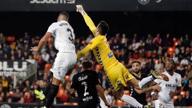 El defensa portugués del Valencia, Rúben Vezo (i), remata ante el guardameta del CD Ebro, Salva de La Cruz (d), durante el encuentro de vuelta de dieciseisavos de final de la Copa del Rey jugado esta noche en el campo de Mestalla, en Valencia.