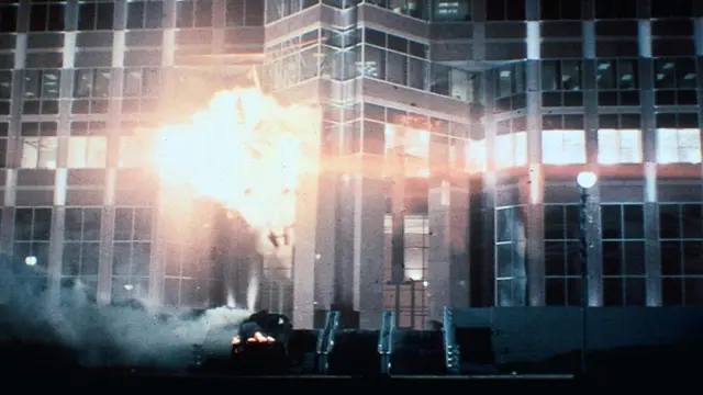 Fotograma de la película 'La jungla de cristal', en el que se ve la torre Fox Plaza.