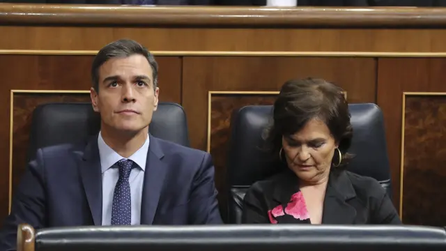 Pedro Sánchez y la vicepresidenta del Gobierno, Carmen Calvo, en el hemiciclo este jueves.