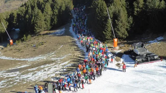 Una larga fila de esquiadores esperando este viernes para subirse al telesilla del Rincón del Cielo de Cerler
