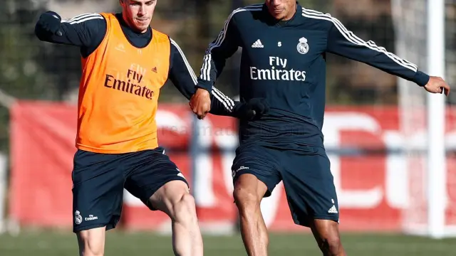 Bale y Varane, durante el entrenamiento madridista de este viernes.