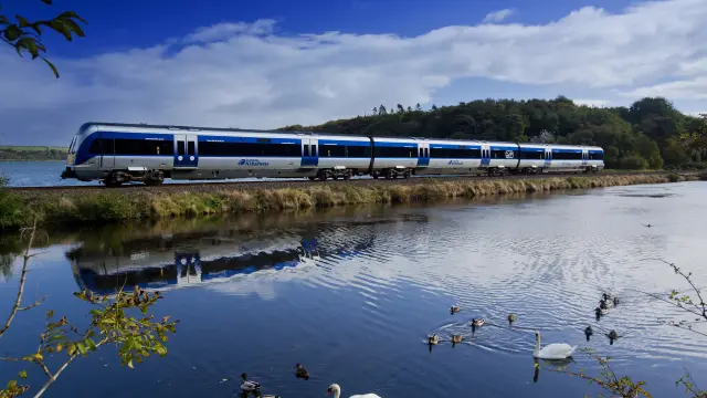 Un tren de la Northern Ireland Railways (NIR), compañía que sigue confiando en CAF.