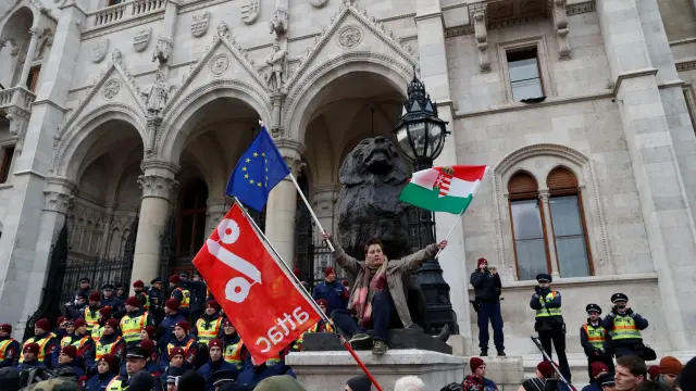 Miles de húngaros protestan contra un proyecto de ley que aumenta las horas extra.