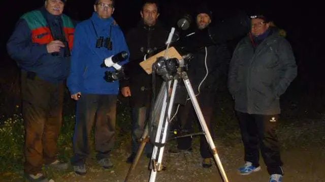 Un grupo de astrónomos, en plena observación.