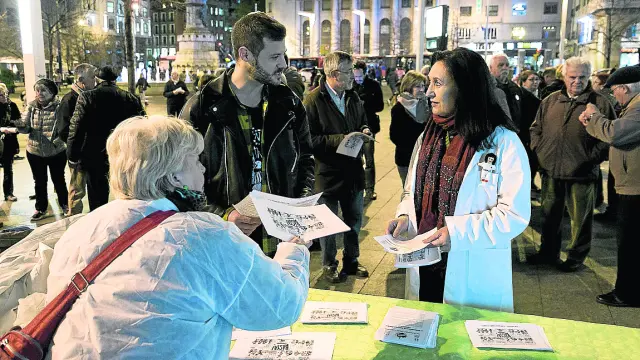 Mesa informativa contra las listas de espera instalada este lunes en la plaza de España de Zaragoza.