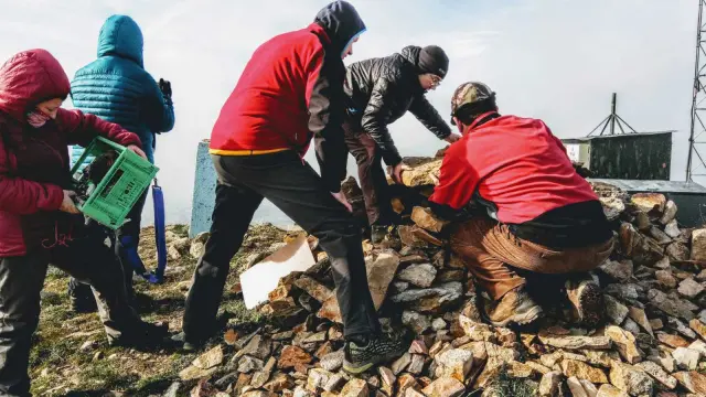 Los montañeros colocan el belén en la cima del Pico del Rayo (1.427m).