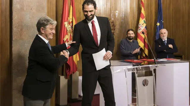 El alcalde de Zaragoza, Pedro Santisteve, y el presidente de la Federación Española de Baloncesto, Jorge Garbajosa, firmó ayer el convenio en el Ayuntamiento.
