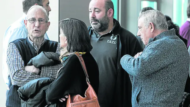 Los cuatro acusados hablan con una mujer en los pasillos de los Juzgados de Zaragoza.