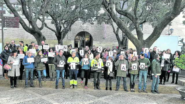 Trabajadores municipales durante la protesta del 11 de diciembre ante el Ayuntamiento de Huesca.