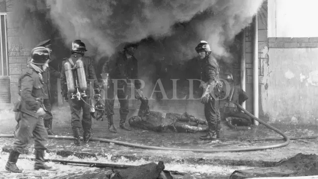 Los bomberos intentando sofocar el incendio en Tapicerías Bonafonte en Zaragoza el 11 de diciembre de 1973.