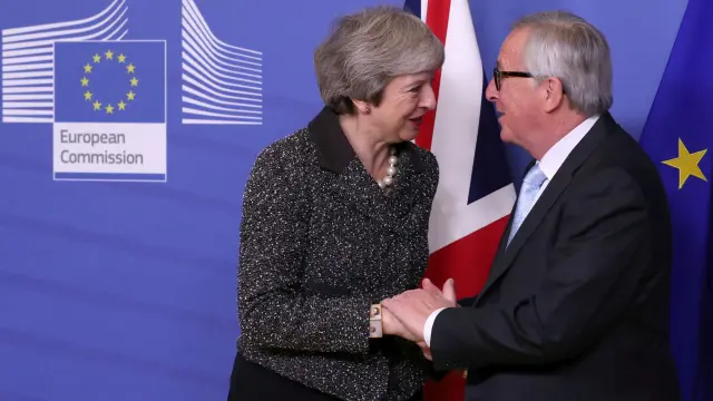 La primera ministra británica, Theresa May, junto al presidente de la Comisión Europea, Jean-Claude Juncker.