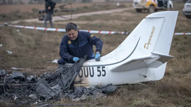 Miembros de la Policía Nacional investigan sobre el terreno los restos de la avioneta incendiada encontrada en Valdecebro