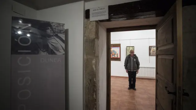 Manuel Bello posa en la sala que alberga la exposición permanente de su hija Dunea en el Museo de Cuevas de Almudén.