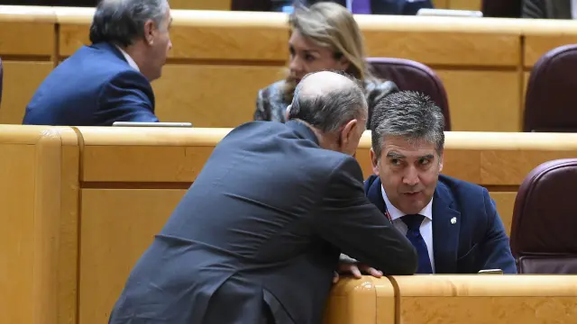 El portavoz del PP en el Senado, Ignacio Cosidó conversa con un compañero.