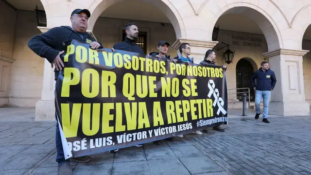 Entrega del manifiesto de los amigos de José Luis Iranzo, asesinado por Igor el Ruso, en el registro de la Subdelegación del Gobierno, el 4 de enero de 2018.
