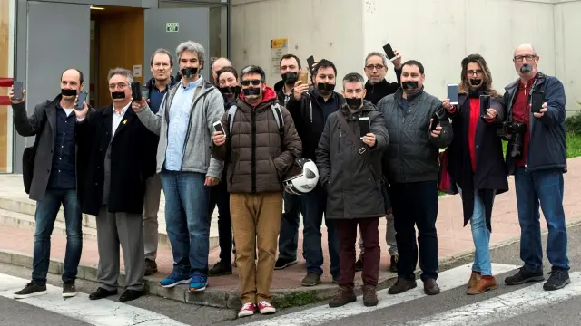 Periodistas de Menorca protestan frente al juzgado de Mahón.
