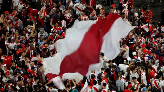 La hinchada de River Plate celebra la victoria de su equipo en Buenos Aires.