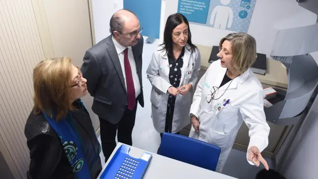 Ventura y Lambán han visita la unidad de Farmacia de pacientes externos del Miguel Servet.