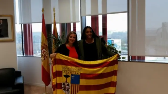 Mayte Pérez hace entrega de la bandera de Aragón a Salma Paralluelo.
