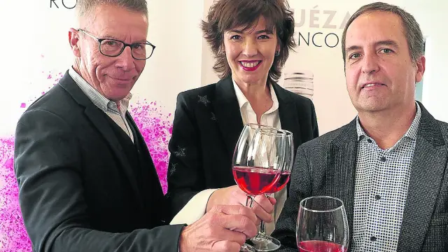 Manuel Zorita -director comercial-, Silvia Arruego -gerente-, y Jesús Astrain, enólogo de Pirineos.