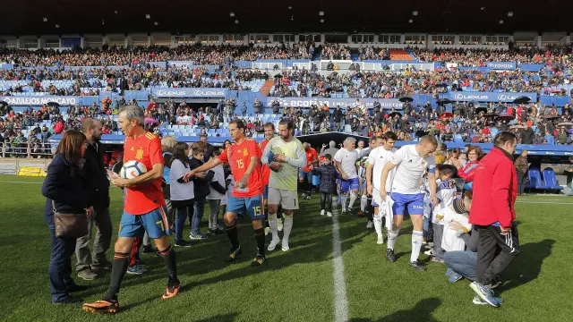 Los veteranos del Real Zaragoza se enfrentaron a los de la selección española en el partido de Aspanoa.