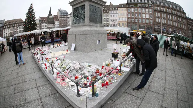 Flores, velas y mensajes cerca del lugar del atentado.