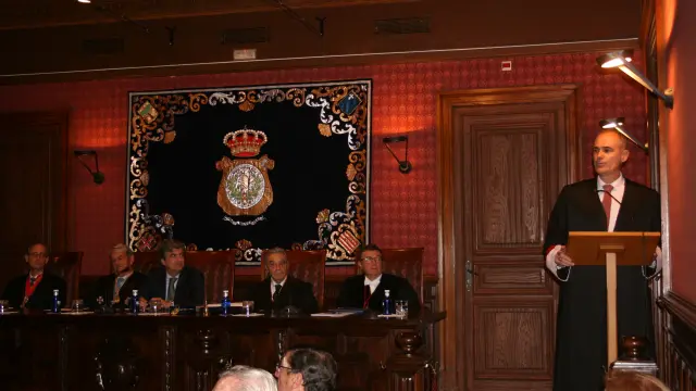 Francisco de Asís Pozuelo pronunciando su discurso de ingreso en la Academia Aragonesa de Jurisdicción y Legislación el pasado día 3