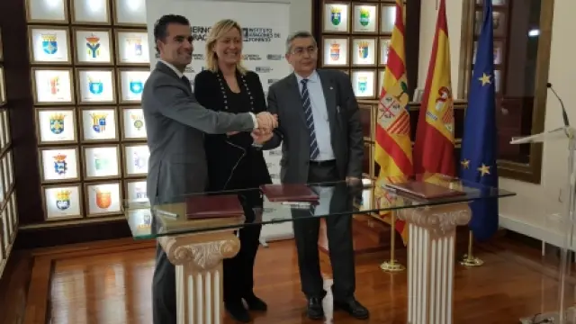 La consejera Gastón durante la firma del convenio con los directores generales de Bantierra y Caja Rural de Teruel.