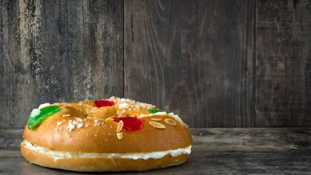 El relleno de nata es una de las versiones más clásicas del roscón de Reyes.