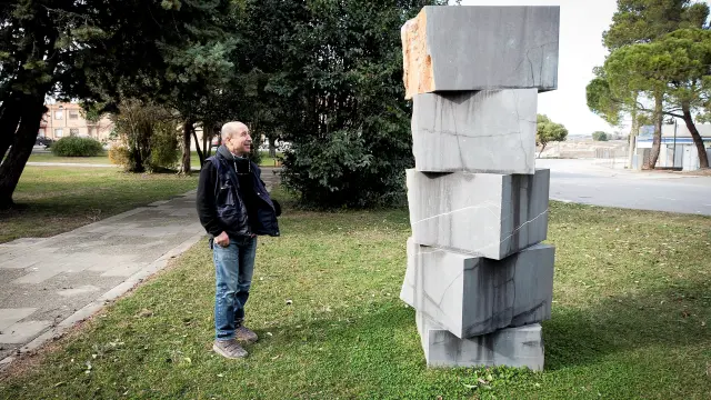 El alcalde de Vencillón, Ramón Capel, ante la escultura 'Crecimiento', de Mario Molins.