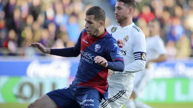 Christian Rivera protege la pelota ante Sergio Ramos durante el Huesca-Real Madrid.